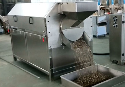 Peanut roasting machine used in winter